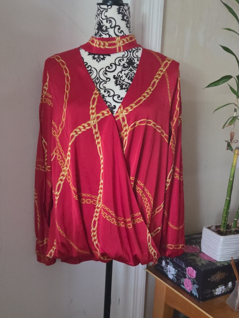 BOLD elements Red Chain-Print Surplice Long Sleeve Top with Choker